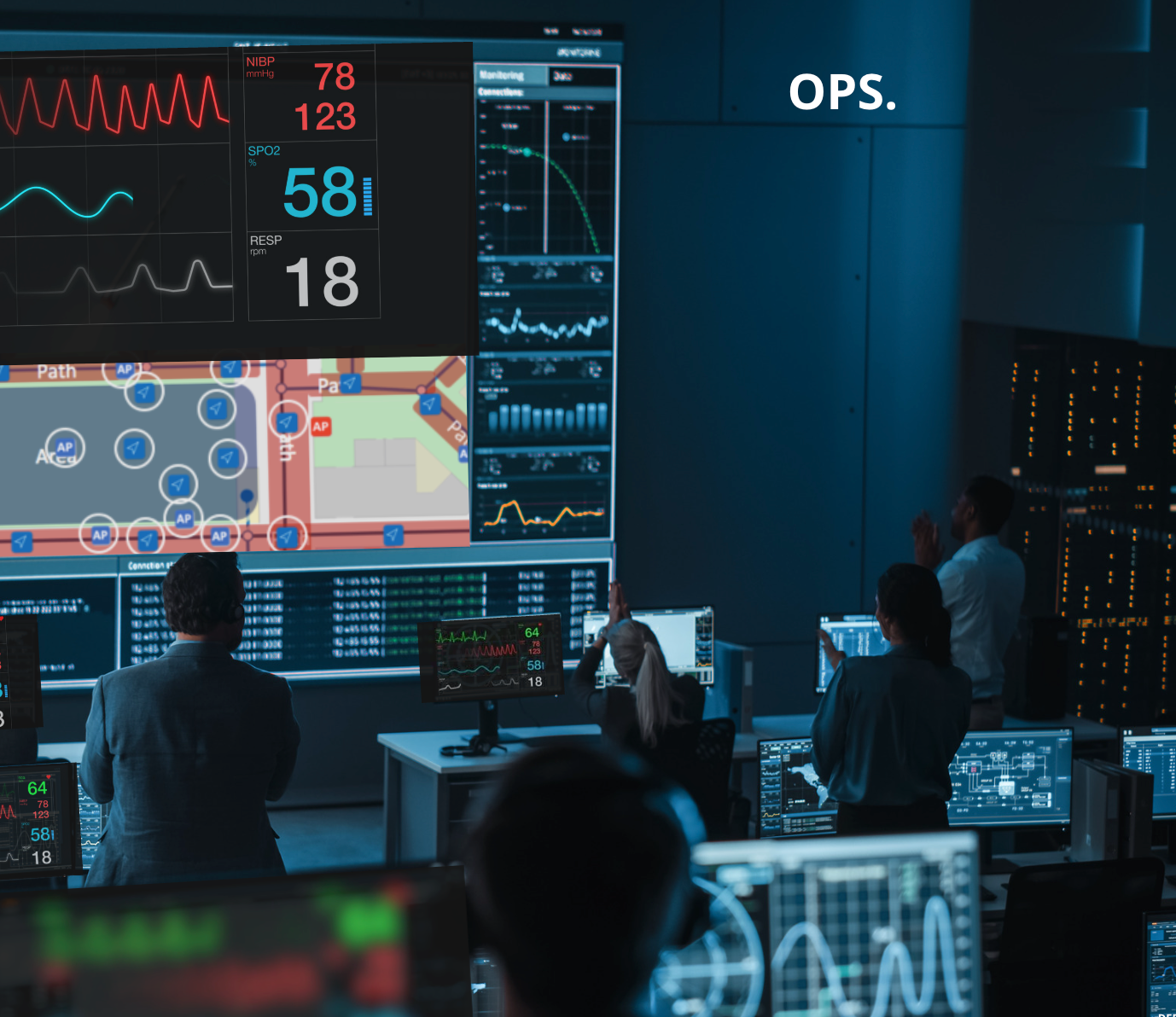 Sala OPS con monitoreo de signos vitales y mapa de camas en pantallas gigantes